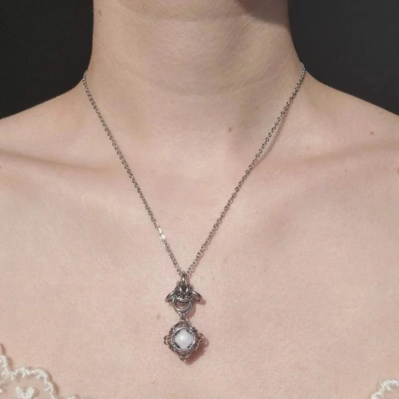 Antique classic style white pearl necklace with a small silver chain - Picture 2 of 4